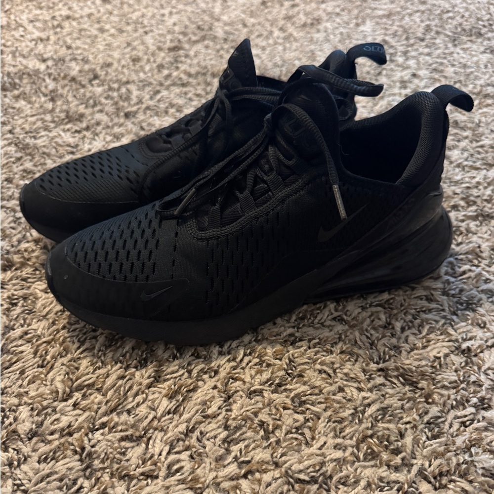 Nike Women’s all black 270 air max